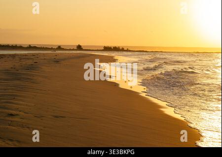 Tramonto sull'oceano, Tofo, Mozambico Foto Stock