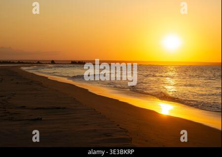 Tramonto sull'oceano, Tofo, Mozambico Foto Stock