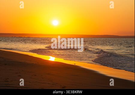 Tramonto sull'oceano, Tofo, Mozambico Foto Stock