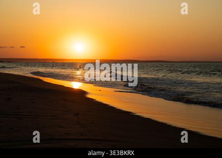 Tramonto sull'oceano, Tofo, Mozambico Foto Stock