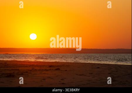 Tramonto sull'oceano, Tofo, Mozambico Foto Stock