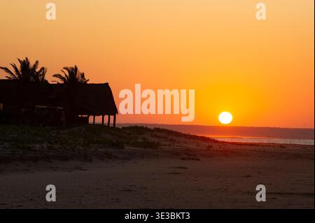 Tramonto sull'oceano, Tofo, Mozambico Foto Stock