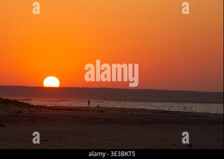 Tramonto sull'oceano, Tofo, Mozambico Foto Stock