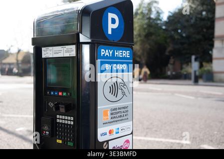 Macchinario per parcheggi nel Regno Unito sulla strada con funzione TAP to Pay, Regno Unito Foto Stock