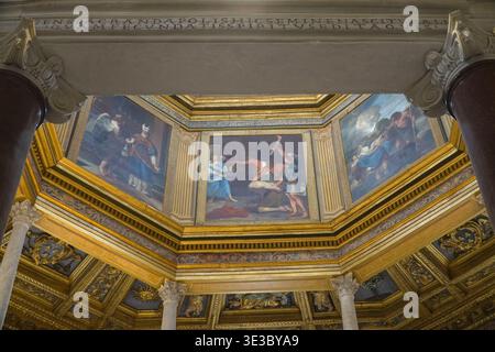 Affreschi sul soffitto del Battistero laterale raffigurano scene di martirio. Roma, Italia. Dettagli barocchi dorati, opere d'arte religiose all'interno. Foto Stock