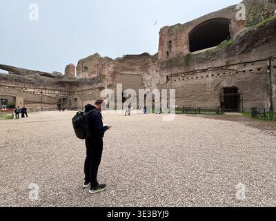 Terme di Caracalla, Terme di Caracalla. Roma, Italia. Rovine imperiali romane del III secolo di massiccia scala sotto un cielo coperto. Foto Stock