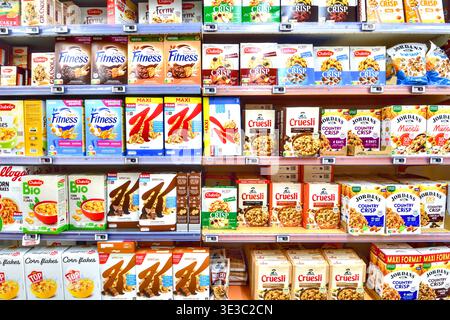 Pacchetti di cereali da colazione Kellogg's, Quaker, Chabrior e Jordans in vendita al supermercato Intermarche - Yzeures-sur-Creuse, Indre-et-Loire, Francia. Foto Stock