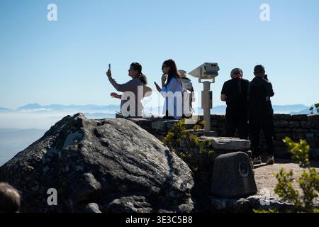 Persone che godono della vista da Table Mountain, città del Capo, Sud Africa Foto Stock
