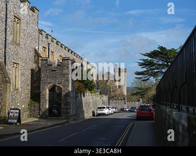 Una vista sulla strada che guarda lungo London Road verso il Castello di Arundel mostrando il Priorato e le strutture medievali della città mercato del West Sussex. Foto Stock