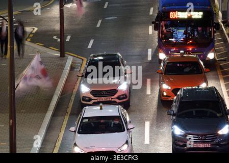 Scena notturna di strade urbane con veicoli multipli, autobus e taxi nel traffico, fari illuminanti l'asfalto, a Seoul, Corea del Sud il 7 ottobre 2 Foto Stock
