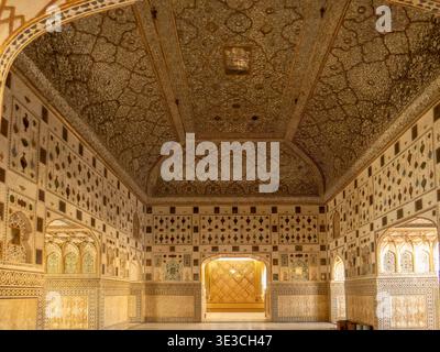 Jaipur, India, 19.02.2020. Intricati lavori a specchio e motivi a foglia d'oro all'interno dello Sheesh Mahal (Palazzo degli specchi) presso lo storico forte Amber di Jaip Foto Stock