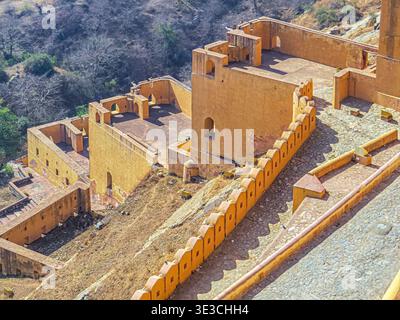 Jaipur, India, 19.02.2020. Vista ad alto angolo dell'architettura in arenaria gialla e delle mura difensive del forte di Nahargarh che si affaccia su Jaipur, mostrando R Foto Stock