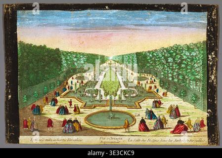 Una stampa a colori del XVIII secolo conosciuta come "Vue d'Optique", raffigurante la Salle des Festins nei giardini di Versailles. L'illustrazione mostra figure aristocratiche che passeggiano attraverso il giardino formale francese meticolosamente progettato, caratterizzato da fontane, terrazze e paesaggi simmetrici. Foto Stock