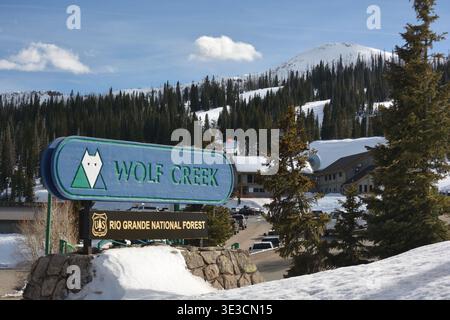 PAGOSA SPRINGS, Colorado - 1° marzo 2026: La zona sciistica di Wolf Creek è una destinazione sciistica e snowboard che offre le più nevicate del Colorado. Foto Stock