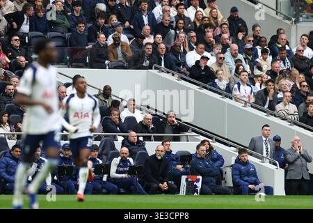 Londra, Regno Unito. 22 marzo 2026. Il manager del Tottenham Hotspur Igor Tudor [CRO] guarda in squalifica dalla panchina durante la partita Tottenham Hotspur contro Nottingham Forest Premier League allo stadio Tottenham Hotspur di Londra, Inghilterra il 22 marzo 2026 Credit: Phil Duncan/Every Second Media Credit: Every Second Media/Alamy Live News Foto Stock