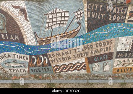 Londra, Regno Unito - 31 maggio 2025 - questo vibrante mosaico raffigura la realtà quotidiana della Londra romana, dall'incendio del 125 al commercio dell'olio d'oliva A. Foto Stock