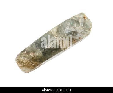 Primo piano di un campione di pietra naturale proveniente da una collezione geologica di minerale di cristallo di corindone zaffiro verde non lucidato, su sfondo bianco Foto Stock
