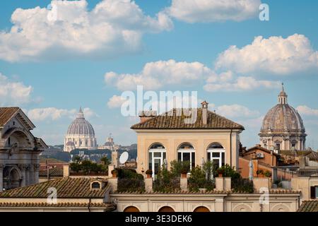 Il paesaggio urbano di Roma presenta cupole storiche e tetti tradizionali Foto Stock