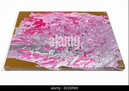 Pittura senza cornice con pittura acrilica rosa e argento decorata con perle su sfondo bianco Foto Stock