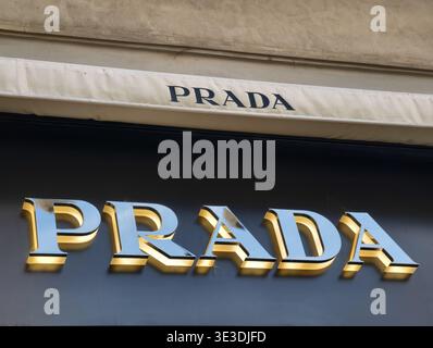 Praga, Repubblica Ceca – 22 marzo 2026: Facciata boutique di lusso Prada con insegne a doppio marchio, con scritte stampate su tenda in tela Foto Stock
