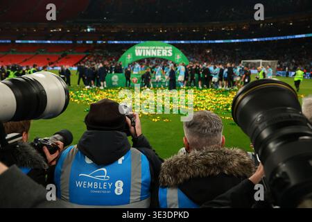 I fotografi catturano i giocatori e il personale del Manchester City che festeggiano - Arsenal contro Manchester City, Carabao Cup Final, Wembley Stadium, Londra, Regno Unito - 22 marzo 2026 solo uso editoriale - si applicano restrizioni DataCo Foto Stock
