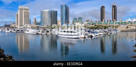 Porticciolo di San Diego - Una vista panoramica del porticciolo di San Diego in una tranquilla e soleggiata giornata invernale. Centro di San Diego, California, Stati Uniti. Foto Stock