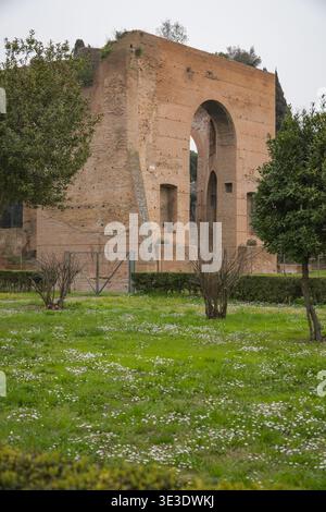 Terme di Caracalla, Terme di Caracalla. Roma, Italia. rovine imperiali del iii secolo con grande arco in mattoni adagiato in un parco erboso. Foto Stock