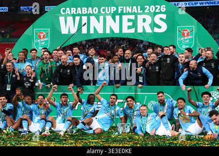LONDRA, Regno Unito - 22 marzo 2026: I giocatori e lo staff del Manchester City festeggiano con il trofeo dopo la finale della Carabao Cup tra Arsenal FC e Manchester City FC allo stadio di Wembley (credito: Craig Mercer/ Alamy Live News) Foto Stock