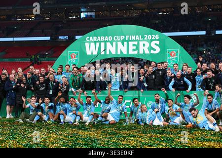 LONDRA, Regno Unito - 22 marzo 2026: I giocatori e lo staff del Manchester City festeggiano con il trofeo dopo la finale della Carabao Cup tra Arsenal FC e Manchester City FC allo stadio di Wembley (credito: Craig Mercer/ Alamy Live News) Foto Stock