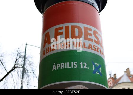 Manifesti del principale partito di governo ungherese FIDESZ per le strade di Budapest durante la campagna elettorale del 2026 Foto Stock