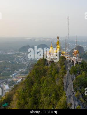 Wat Tham Suea (Tempio della Grotta della Tigre), Krabi, Thailandia - 21 febbraio 2020: Una vista aerea mostra un tempio in cima alla collina e la statua dorata del Buddha. Foto Stock