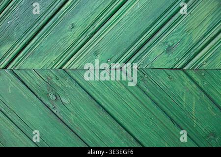 Fodera verde in legno con motivo a chevron e texture resistente agli agenti atmosferici. Sfondo dettagliato con tavole di legno invecchiate con vernice sbucciante e grai di legno organico Foto Stock