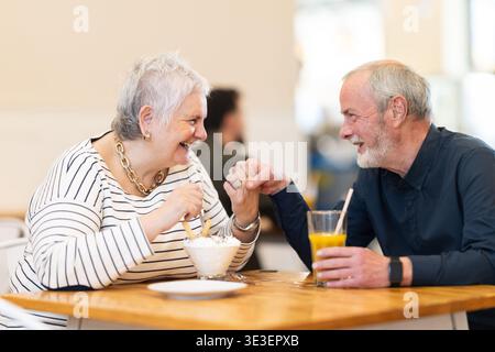 Le coppie senior trascorrono del tempo in un caffè, in un incontro romantico o in famiglia Foto Stock