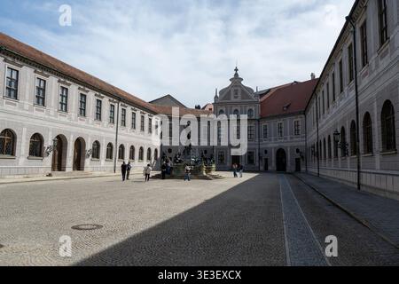 Monaco di Baviera, Germania - 30 marzo 24: Ampia vista del cortile della Residenz di Monaco con fontana centrale e visitatori a Monaco, Baviera, Germania. Foto Stock