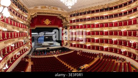 Milano, Italia - 9 marzo 24: Vista panoramica dell'auditorium e del palco decorato rosso e oro all'interno del Teatro alla Scala del Museo la Scala di Milano, Lomb Foto Stock