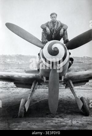 Un pilota seduto su un Messerschmitt Bf 109 durante la seconda guerra mondiale. Foto Stock