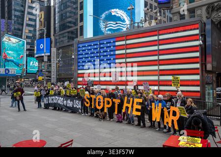 New York, Stati Uniti. 22 marzo 2026. NEW YORK, NEW YORK - 22 MARZO: Gli attivisti tengono dei segnali che esprimono a favore della democrazia, anti-Trump e fermano i messaggi di guerra durante una piccola protesta contro la guerra organizzata da Rise and Resists a Times Square il 22 marzo 2026 a New York. Crediti: Ron Adar/Alamy Live News Foto Stock