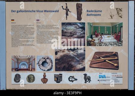 Pannello informativo bilingue sui bagni romani e la cultura balneare del parco archeologico Gallo-Romano di Wareswald nel Saarland, Germania. Foto Stock
