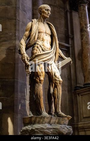 Milano, Italia - 9 marzo 24: Veduta dettagliata di una statua in marmo esposta all'interno del Duomo di Milano, che mostra intricate opere scultoree a Milano, Italia. Foto Stock