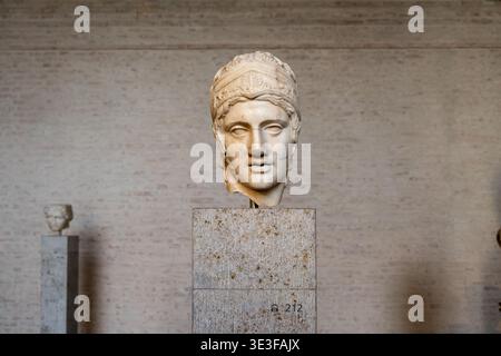 Monaco di Baviera, Germania - 30 marzo 24: Testa in marmo di un'antica figura classica esposta su un piedistallo in pietra nel museo Glyptothek di Monaco. Foto Stock