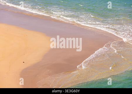 Vista aerea delle onde marine su una spiaggia di sabbia Foto Stock