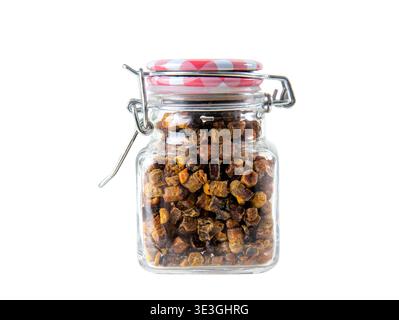 Pane fermentato di api noto anche come polline fermentato di api in un vaso di vetro isolato su sfondo bianco. Concetto di medicina alternativa. Foto Stock