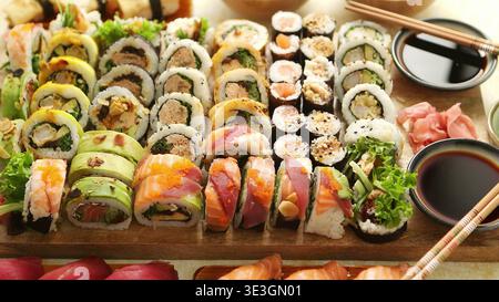 Vivace assortimento di sushi roll e nigiri con guarnigioni fresche Foto Stock