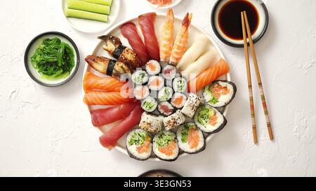 Ampio piatto di sushi con nigiri e maki su sfondo bianco Foto Stock