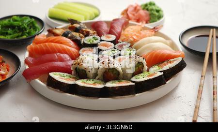 Ampio piatto di sushi con nigiri e maki su sfondo bianco Foto Stock
