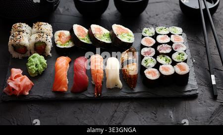 Sushi assortito con nigiri e maki su un piatto di ardesia Foto Stock