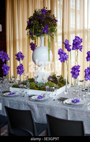 Moderno tavolo da nozze con orchidea, succulento e muschio centrale Foto Stock