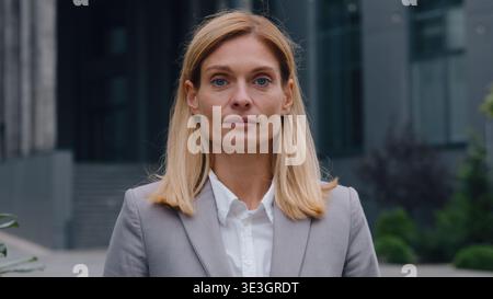 Donna d'affari adulta caucasica seria che guarda la macchina fotografica Calm donna d'affari anni '40 donna in città executive look ritratto datore di lavoro manager Foto Stock