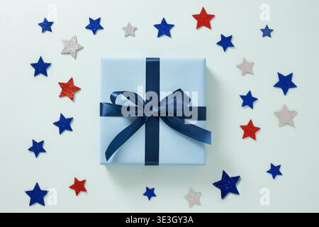 Confezione regalo blu e stelle rosse, bianche e blu su sfondo blu. Biglietto d'auguri. Vista dall'alto. Posizione piatta. Giorno dell'indipendenza americana. Buon Labor Day Foto Stock