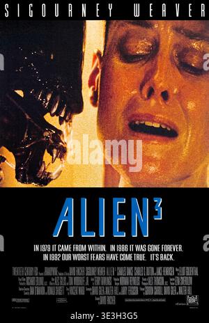 Alien³ (1992) diretto da David Fincher e interpretato da Sigourney Weaver, Charles Dance e Charles S. Dutton. Una sola sopravvissuta della colonia LV-426 infestata da alieni si schianta su una triste luna penale dove un nuovo Xenomorfo sta già perseguitando i detenuti di tutti gli uomini e deve aiutarli a distruggerlo prima che il vettore delle uova venga catturato da Weyland-Yutani. Fotografia di un poster originale del 1992 USA a un foglio SOLO PER USO EDITORIALE. Crediti: BFA / 20th Century Fox Foto Stock